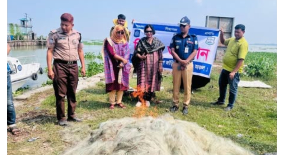 সোনারগাঁয়ে ৫০ হাজার মিটার কারেন্ট জাল জব্দ, আগুনে পুড়িয়ে ধ্বংস